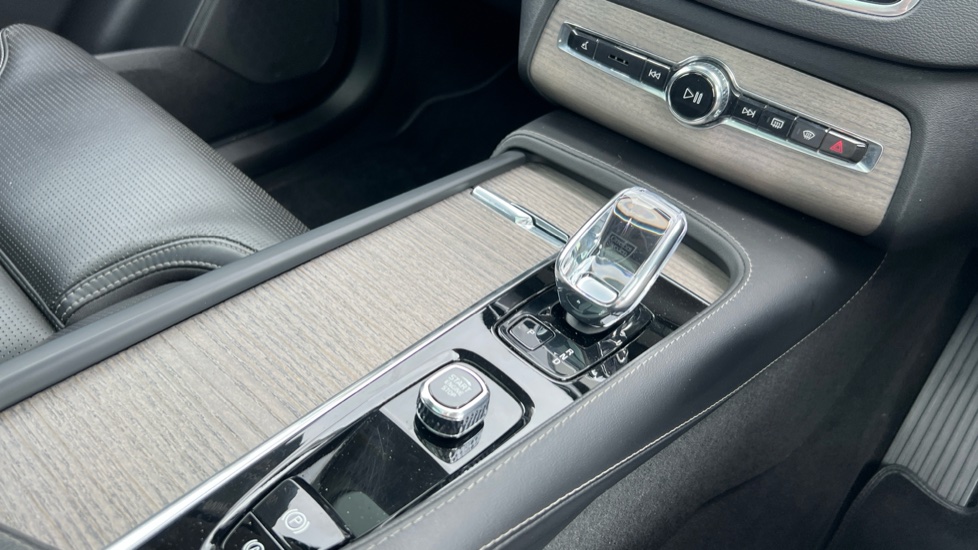 Volvo XC90 2.0 T8 [455] RC PHEV Ultimate Dark 5dr AWD Gtron Estate - Image 25