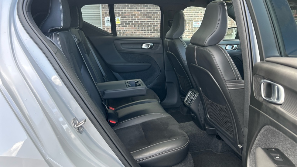 Volvo XC40 1.5 T3 [163] R DESIGN 5dr Geartronic Petrol Estate - Image 6