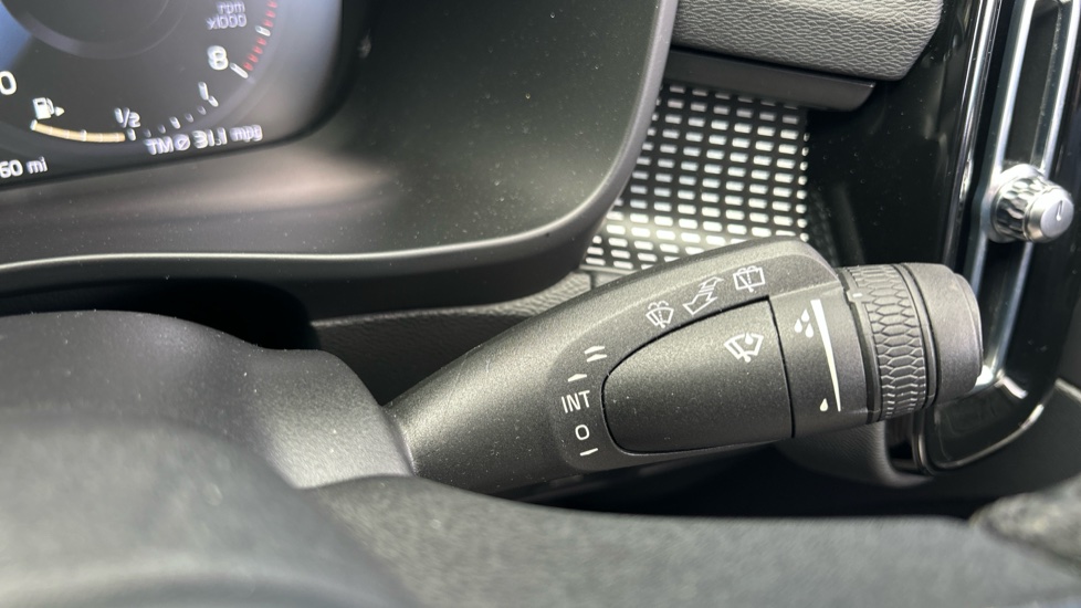 Volvo XC40 1.5 T3 [163] R DESIGN 5dr Geartronic Petrol Estate - Image 23