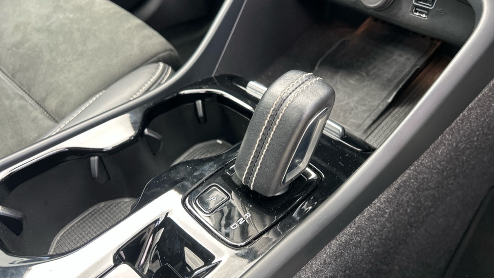 Volvo XC40 1.5 T3 [163] R DESIGN 5dr Geartronic Petrol Estate - Image 26