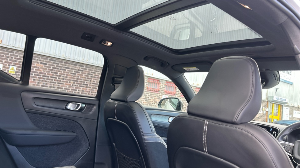 Volvo XC40 1.5 T3 [163] R DESIGN 5dr Geartronic Petrol Estate - Image 30