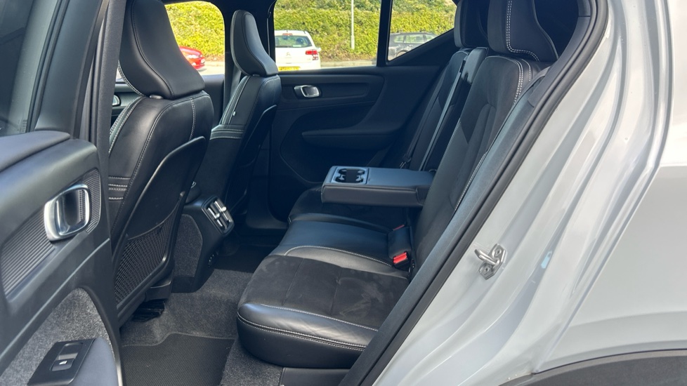 Volvo XC40 1.5 T3 [163] R DESIGN 5dr Geartronic Petrol Estate - Image 32