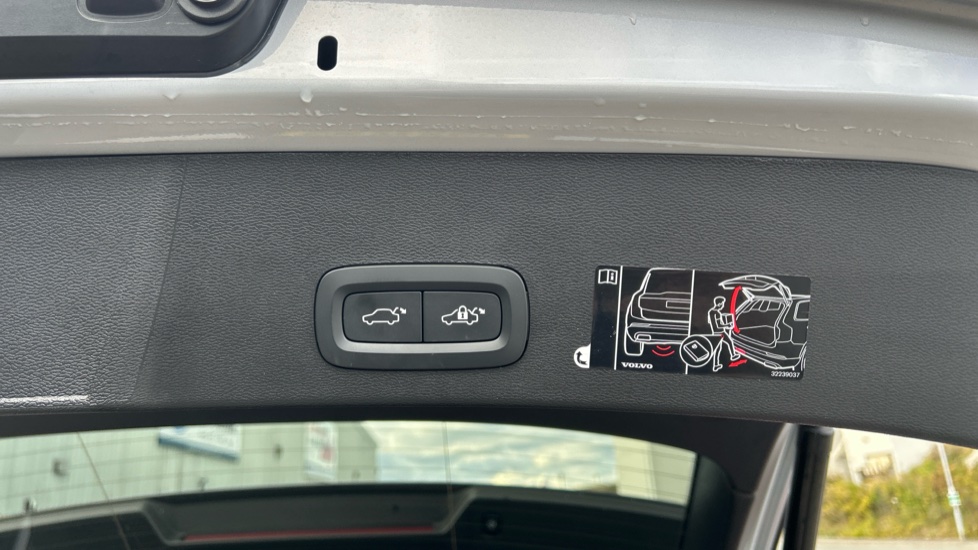 Volvo XC40 1.5 T3 [163] R DESIGN 5dr Geartronic Petrol Estate - Image 34
