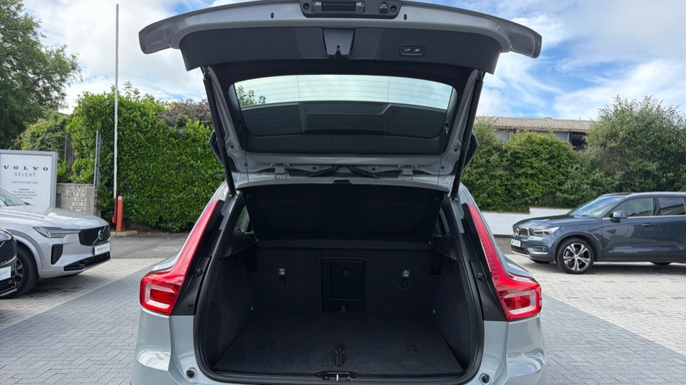 Volvo XC40 2.0 B4P Plus Dark 5dr Auto Petrol Estate - Image 13