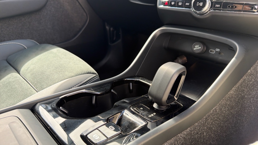 Volvo XC40 2.0 B4P Plus Dark 5dr Auto Petrol Estate - Image 26