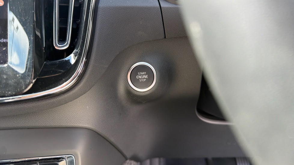 Volvo XC40 2.0 B4P Plus Dark 5dr Auto Petrol Estate - Image 27