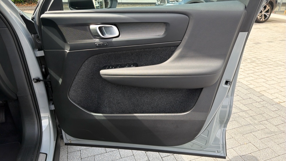 Volvo XC40 2.0 B4P Plus Dark 5dr Auto Petrol Estate - Image 29