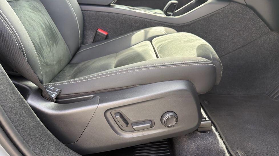 Volvo XC40 2.0 B4P Plus Dark 5dr Auto Petrol Estate - Image 30
