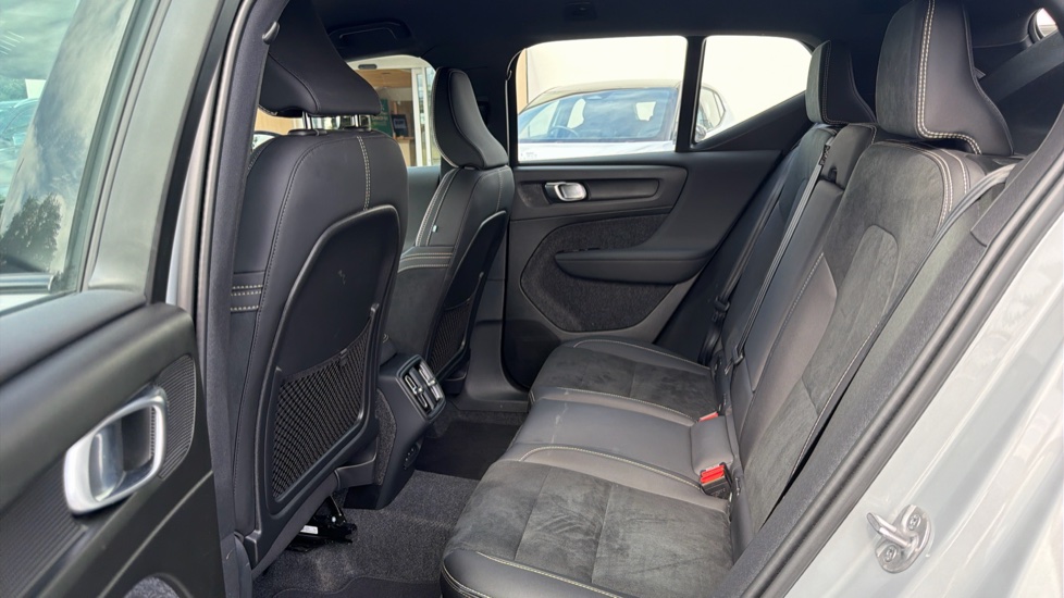 Volvo XC40 2.0 B4P Plus Dark 5dr Auto Petrol Estate - Image 33
