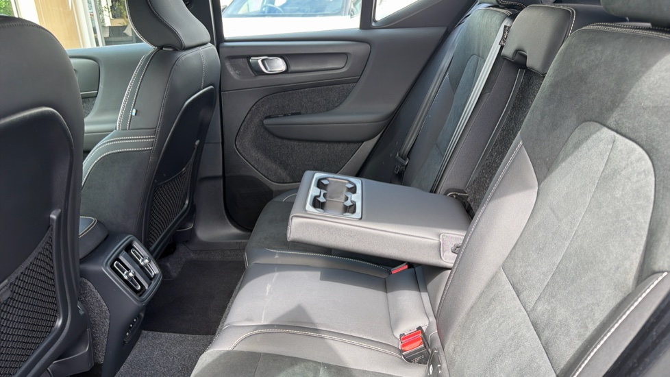 Volvo XC40 2.0 B4P Plus Dark 5dr Auto Petrol Estate - Image 34