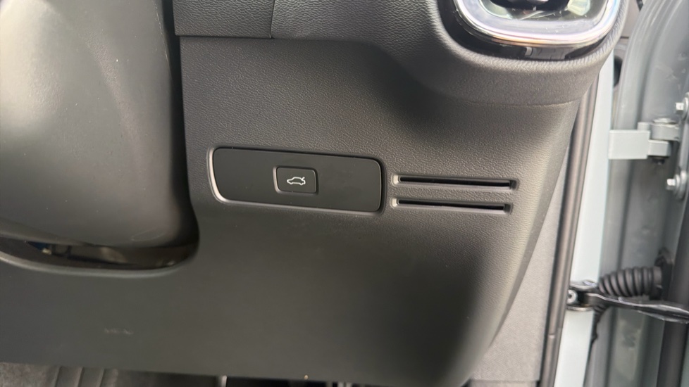Volvo XC40 2.0 B4P Plus Dark 5dr Auto Petrol Estate - Image 35