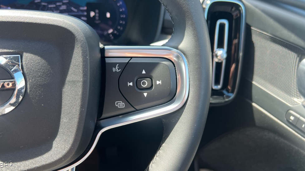 Volvo XC40 2.0 B4P Plus Dark 5dr Auto Petrol Estate - Image 20
