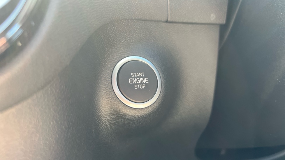 Volvo XC40 2.0 B4P Plus Dark 5dr Auto Petrol Estate - Image 24