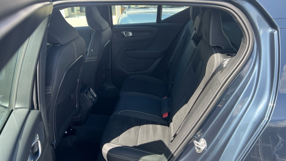 Volvo XC40 2.0 B4P Plus Dark 5dr Auto Petrol Estate - Image 29