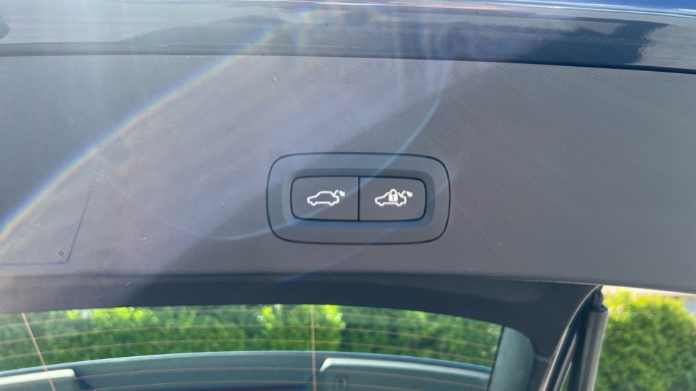 Volvo XC40 2.0 B4P Plus Dark 5dr Auto Petrol Estate - Image 31