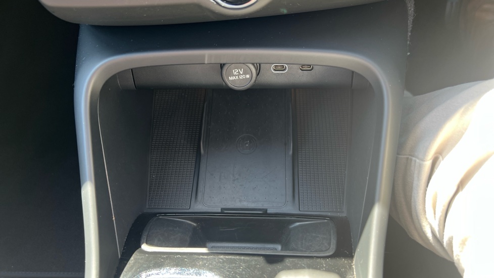 Volvo XC40 2.0 B4P Plus Dark 5dr Auto Petrol Estate - Image 33