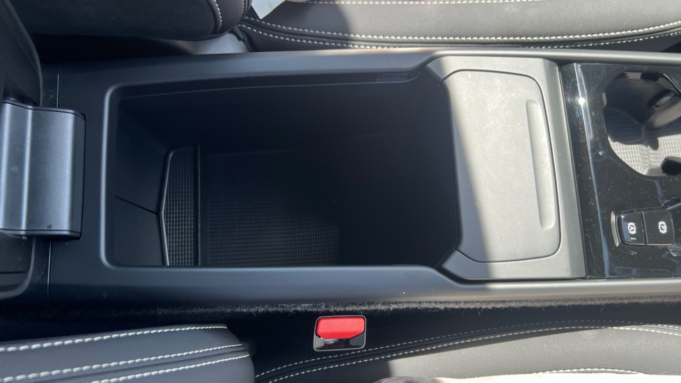 Volvo XC40 2.0 B4P Plus Dark 5dr Auto Petrol Estate - Image 35