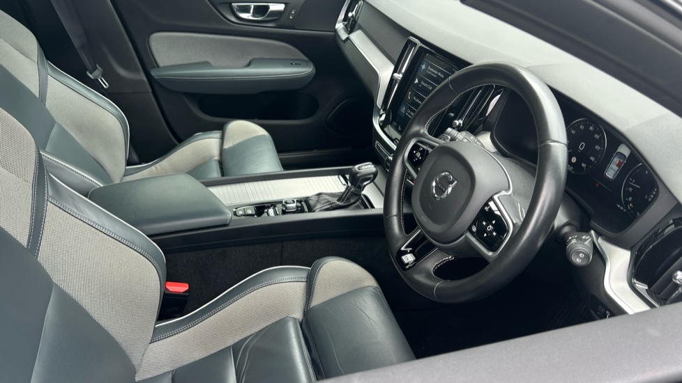 Volvo V60 D4 [163] R DESIGN 5dr Diesel Estate - Image 4