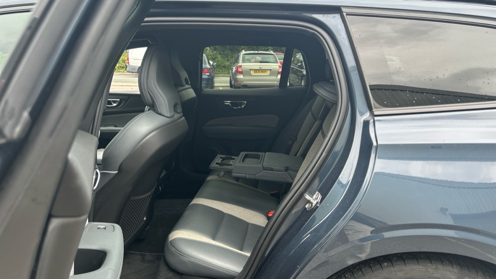 Volvo V60 D4 [163] R DESIGN 5dr Diesel Estate - Image 6