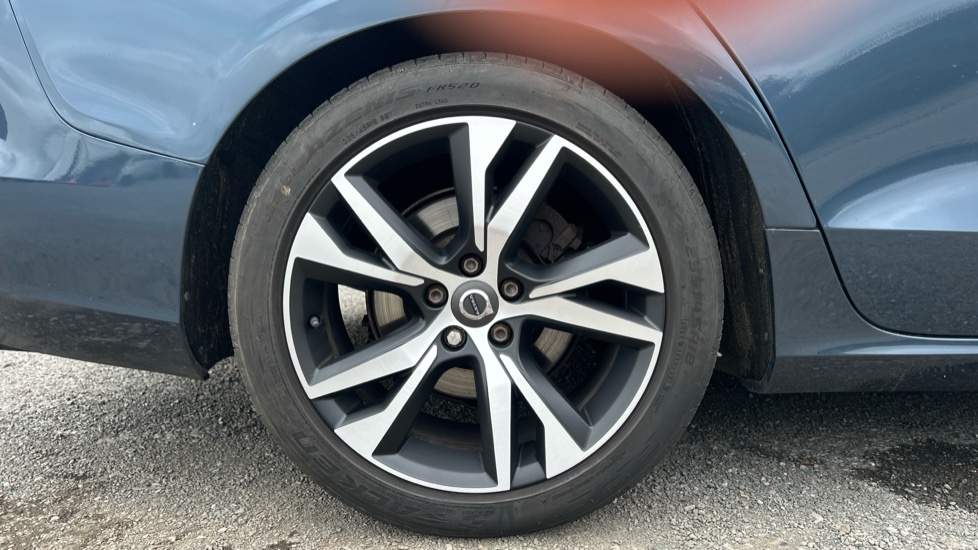 Volvo V60 D4 [163] R DESIGN 5dr Diesel Estate - Image 9