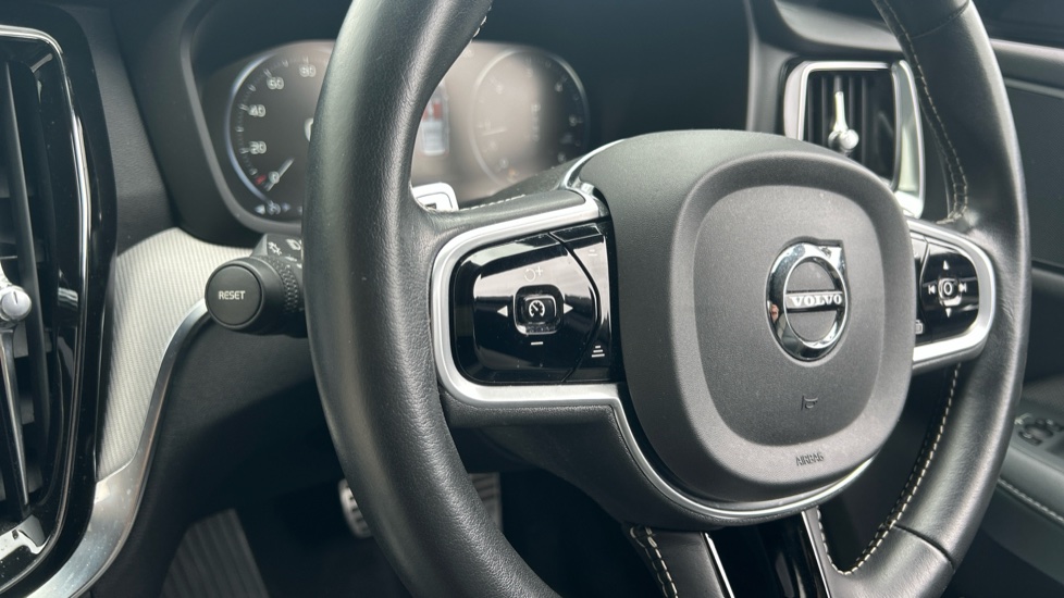 Volvo V60 D4 [163] R DESIGN 5dr Diesel Estate - Image 18