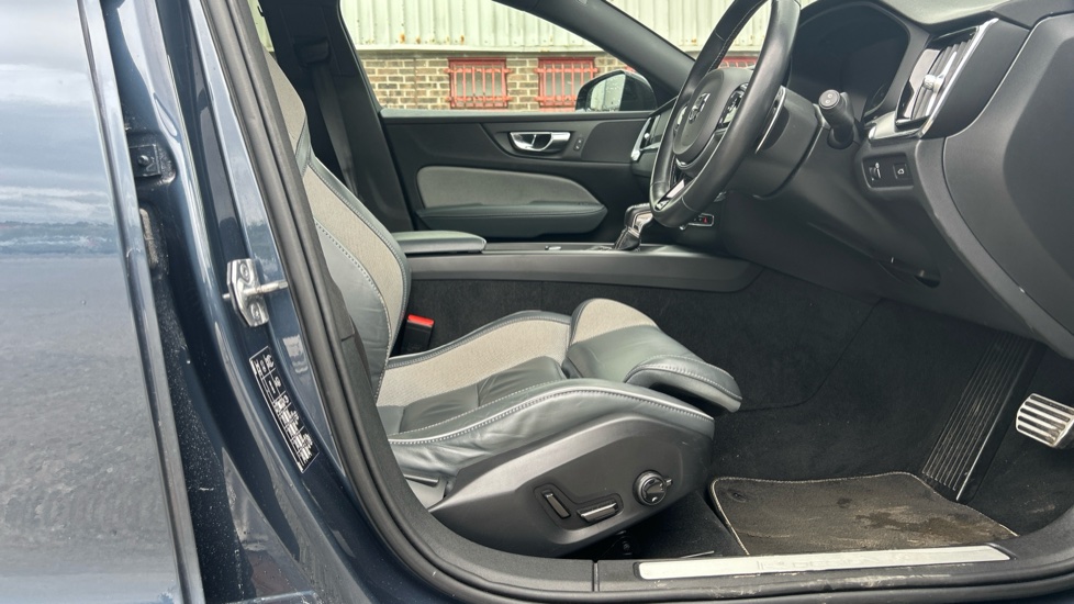 Volvo V60 D4 [163] R DESIGN 5dr Diesel Estate - Image 28