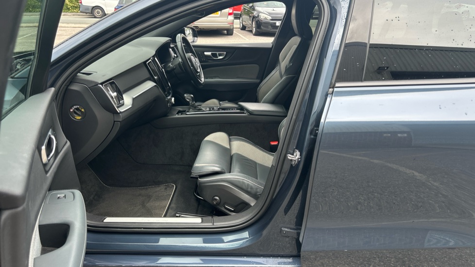 Volvo V60 D4 [163] R DESIGN 5dr Diesel Estate - Image 33