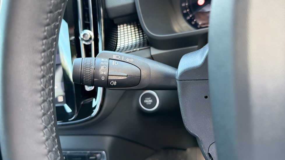 Volvo XC40 2.0 B4P Plus Dark 5dr Auto Petrol Estate - Image 19