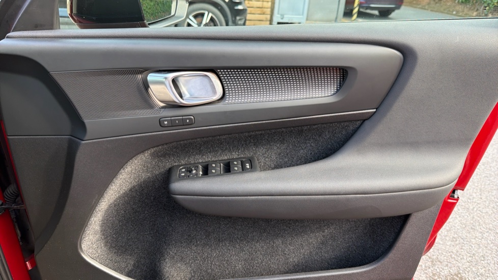 Volvo XC40 2.0 B4P Plus Dark 5dr Auto Petrol Estate - Image 28