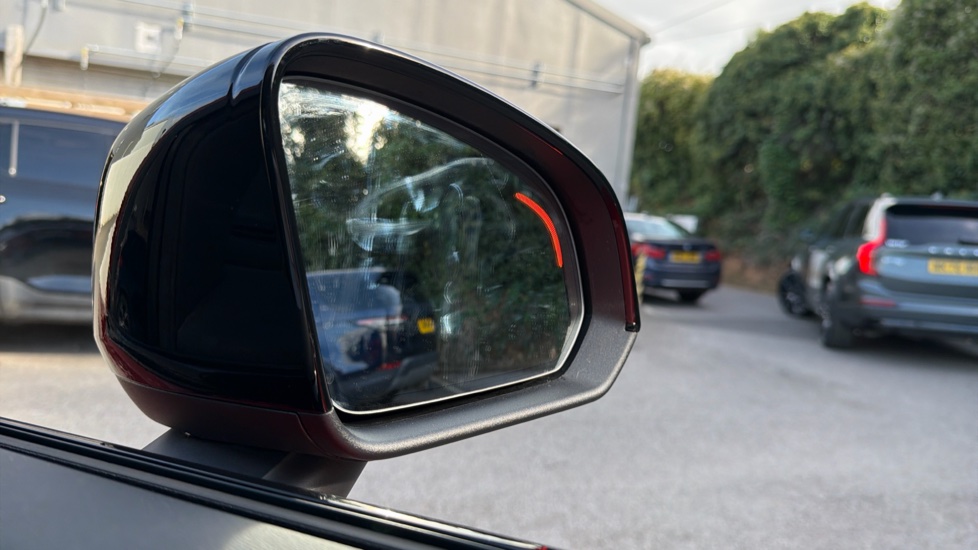 Volvo XC40 2.0 B4P Plus Dark 5dr Auto Petrol Estate - Image 30