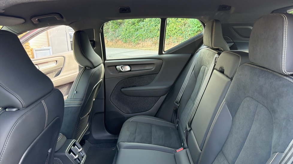 Volvo XC40 2.0 B4P Plus Dark 5dr Auto Petrol Estate - Image 31