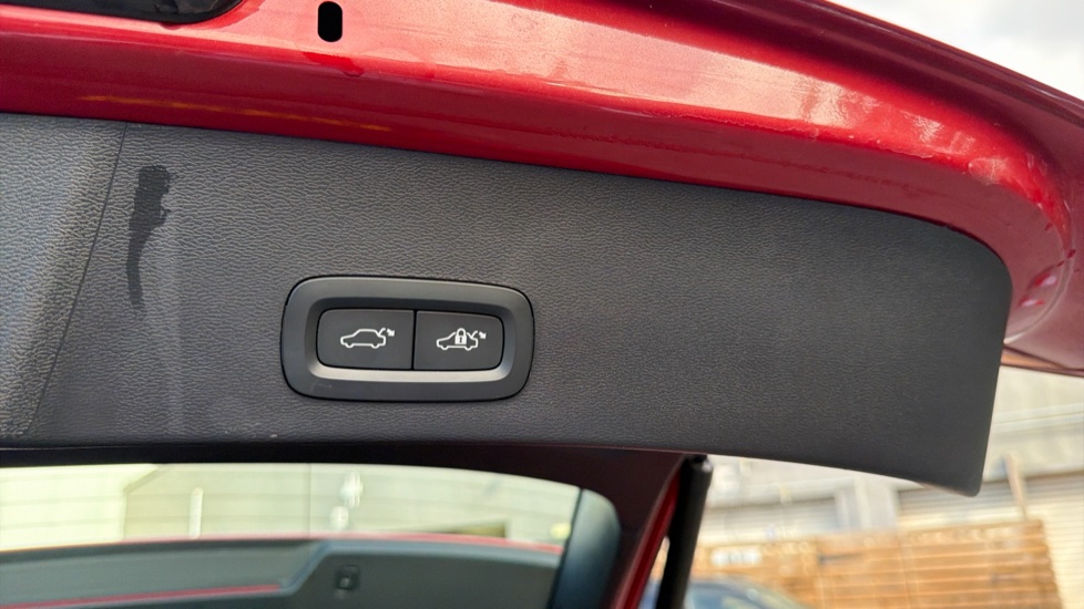 Volvo XC40 2.0 B4P Plus Dark 5dr Auto Petrol Estate - Image 33