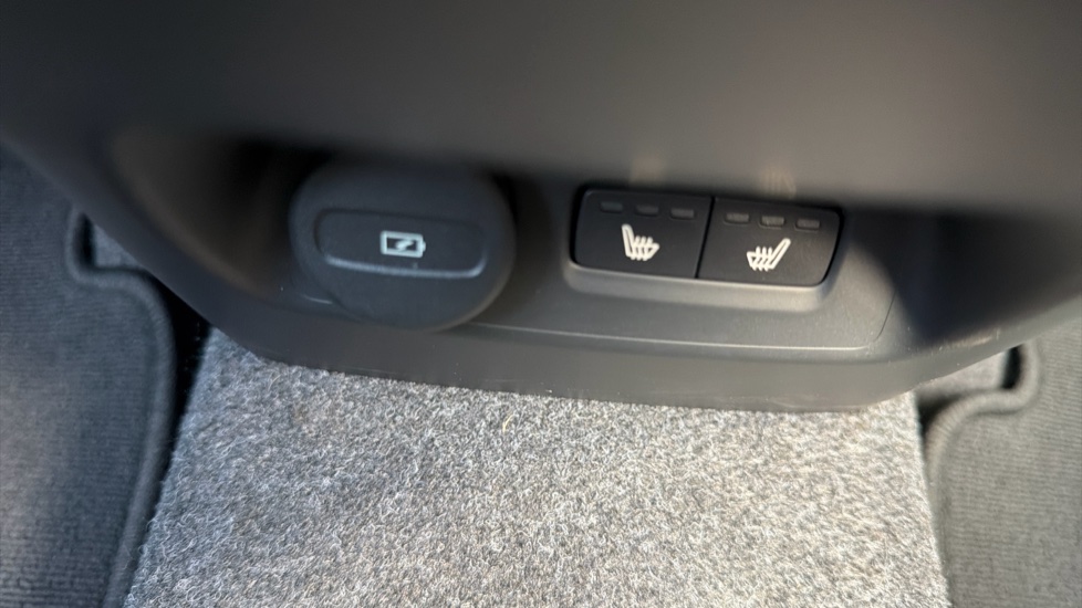 Volvo XC40 2.0 B4P Plus Dark 5dr Auto Petrol Estate - Image 40