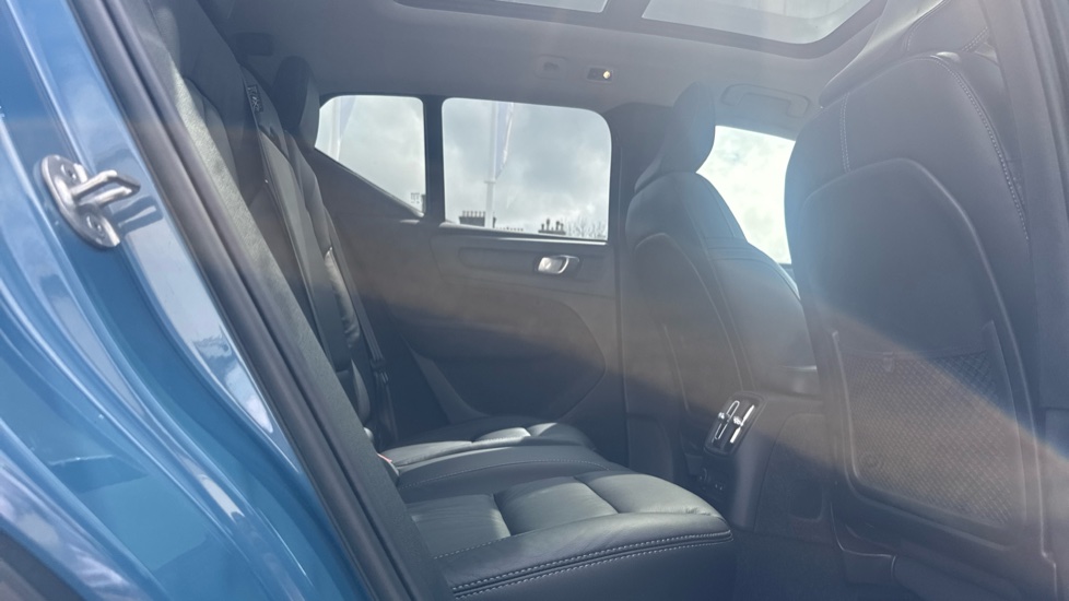 Volvo XC40 1.5 T5 Recharge PHEV Ultimate Dark 5dr Auto Estate - Image 6