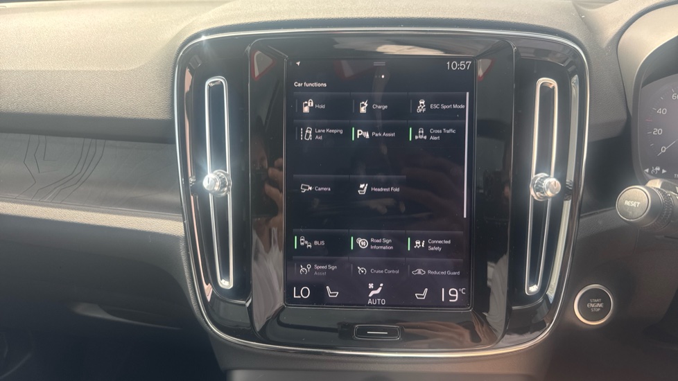 Volvo XC40 1.5 T5 Recharge PHEV Ultimate Dark 5dr Auto Estate - Image 15