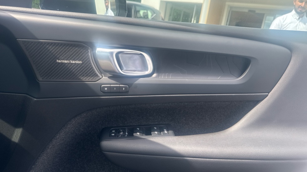 Volvo XC40 1.5 T5 Recharge PHEV Ultimate Dark 5dr Auto Estate - Image 27