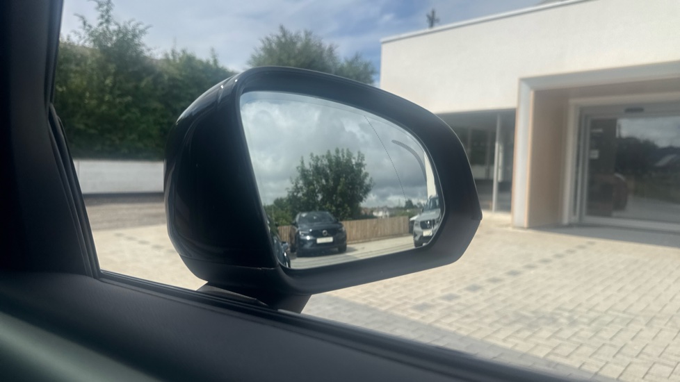 Volvo XC40 1.5 T5 Recharge PHEV Ultimate Dark 5dr Auto Estate - Image 29