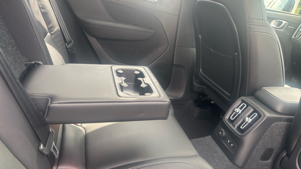 Volvo XC40 1.5 T5 Recharge PHEV Ultimate Dark 5dr Auto Estate - Image 31