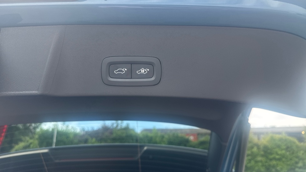 Volvo XC40 1.5 T5 Recharge PHEV Ultimate Dark 5dr Auto Estate - Image 32