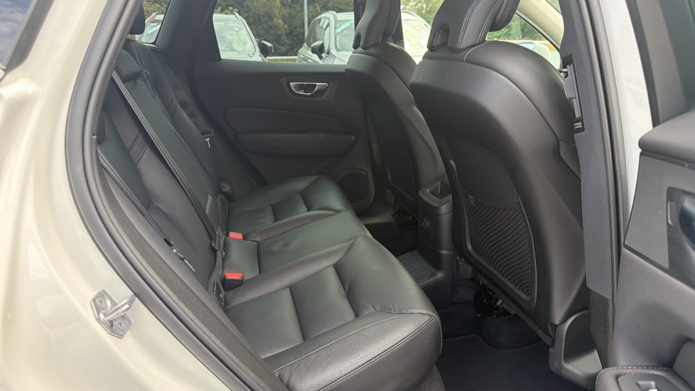 Volvo XC60 2.0 T6 350 RC PHEV Inscription Expr 5dr AWD Auto Estate - Image 6
