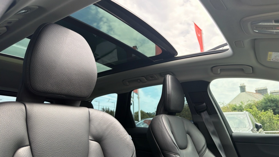 Volvo XC60 2.0 T6 350 RC PHEV Inscription Expr 5dr AWD Auto Estate - Image 31