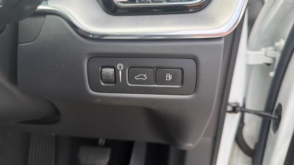 Volvo XC60 2.0 T6 350 RC PHEV Inscription Expr 5dr AWD Auto Estate - Image 35