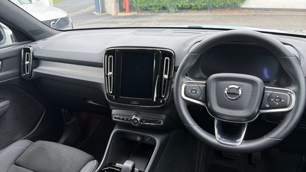 Volvo XC40 2.0 B4P Plus Dark 5dr Auto Petrol Estate - Image 4