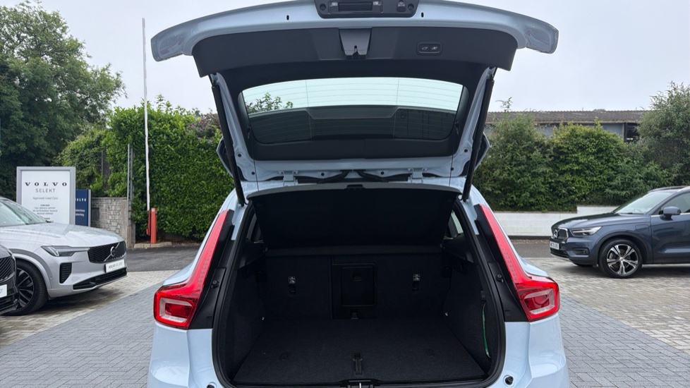 Volvo XC40 2.0 B4P Plus Dark 5dr Auto Petrol Estate - Image 13