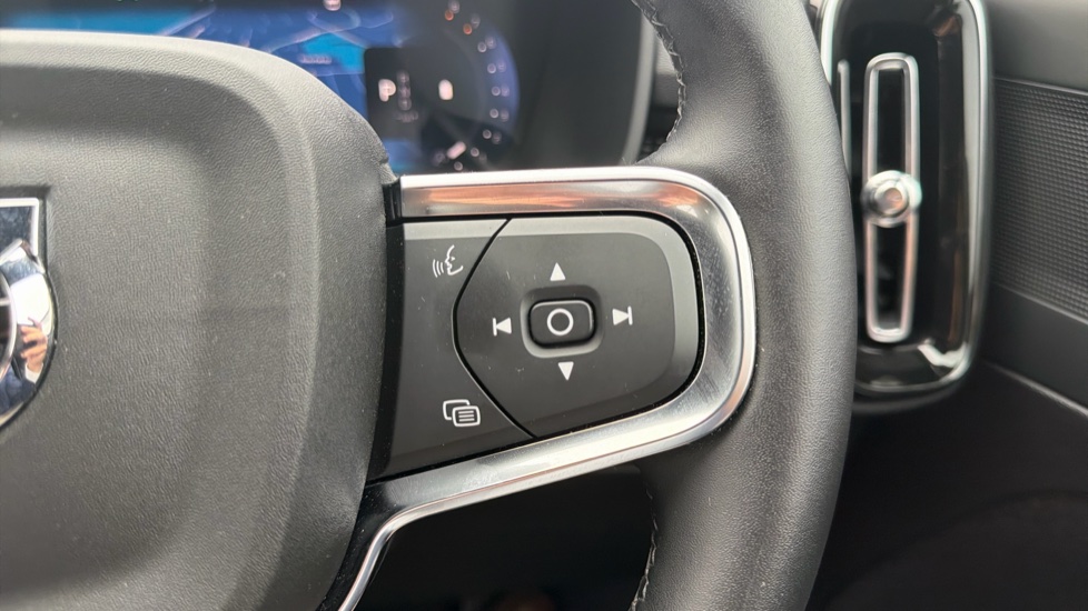 Volvo XC40 2.0 B4P Plus Dark 5dr Auto Petrol Estate - Image 22