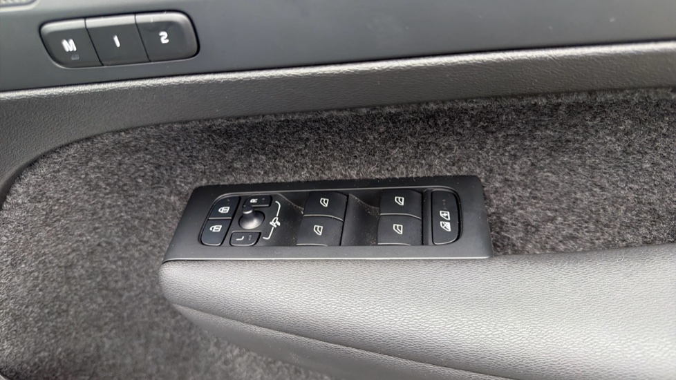 Volvo XC40 2.0 B4P Plus Dark 5dr Auto Petrol Estate - Image 24