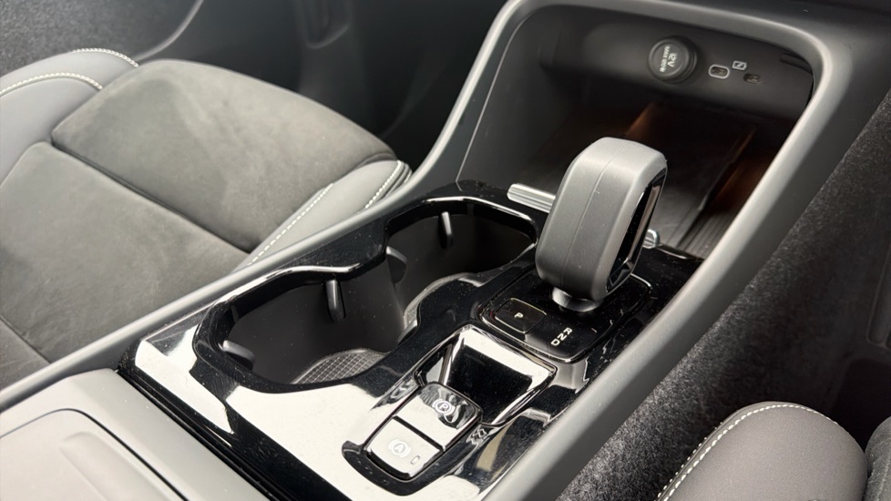 Volvo XC40 2.0 B4P Plus Dark 5dr Auto Petrol Estate - Image 26