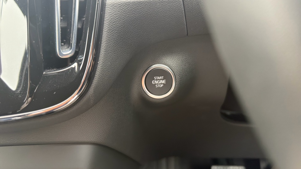 Volvo XC40 2.0 B4P Plus Dark 5dr Auto Petrol Estate - Image 27