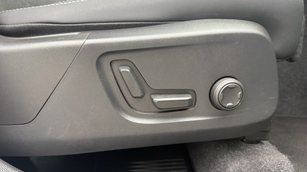 Volvo XC40 2.0 B4P Plus Dark 5dr Auto Petrol Estate - Image 30