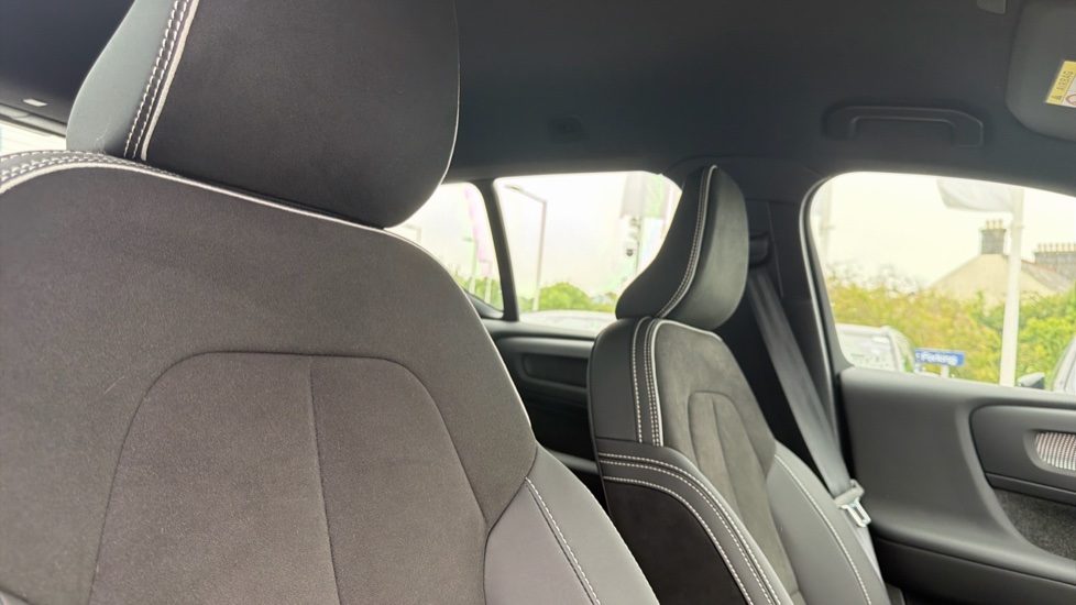 Volvo XC40 2.0 B4P Plus Dark 5dr Auto Petrol Estate - Image 31